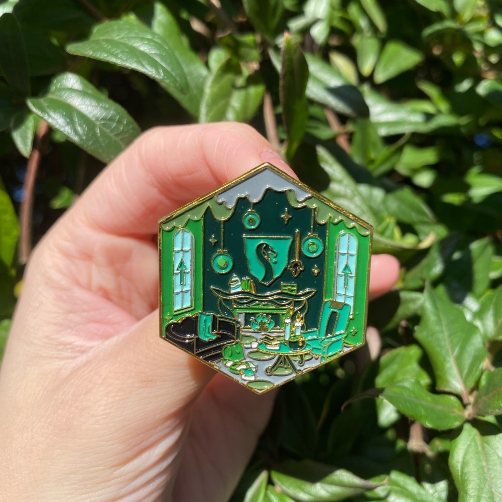 Harry Potter Slytherin common room texture details with Green and Gold Tone NWT - Picture 2 of 4